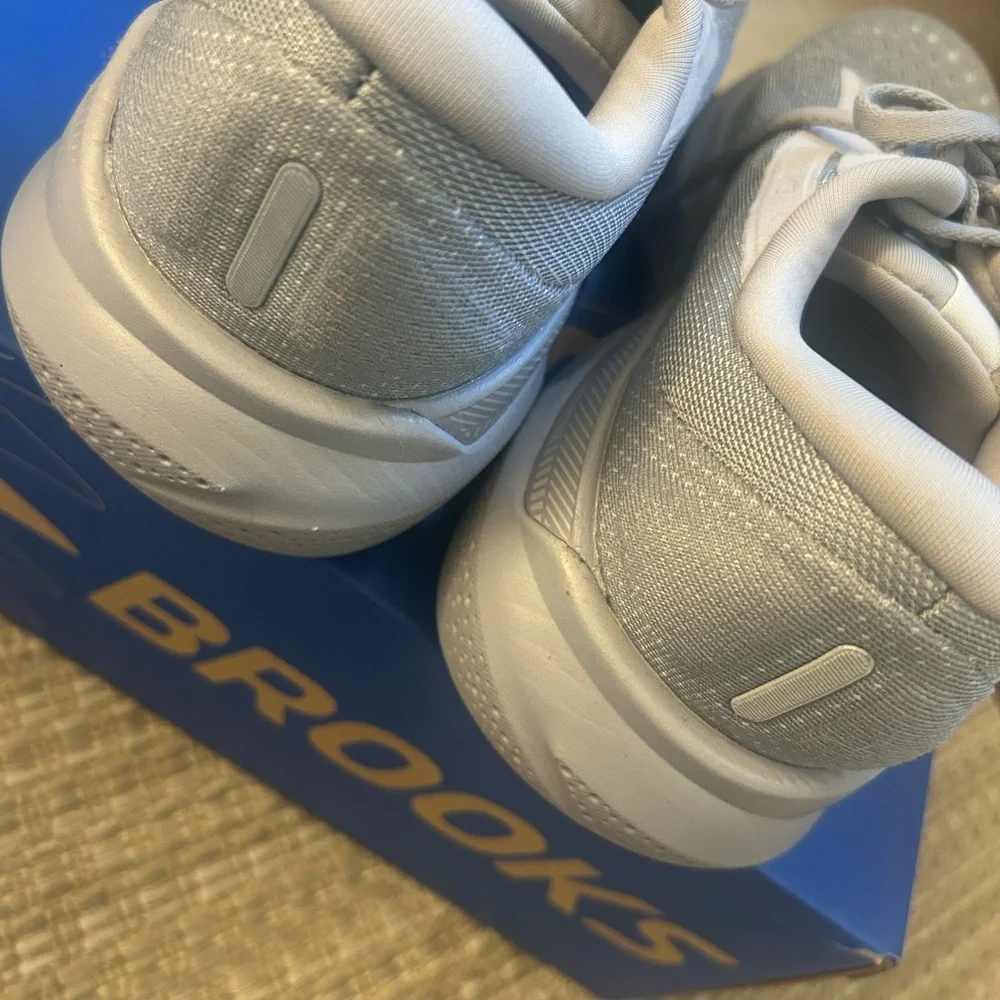 Brooks Adrenaline Women’s Light Gray Running Shoes with Pink Logo 7 wide - Picture 3 of 7